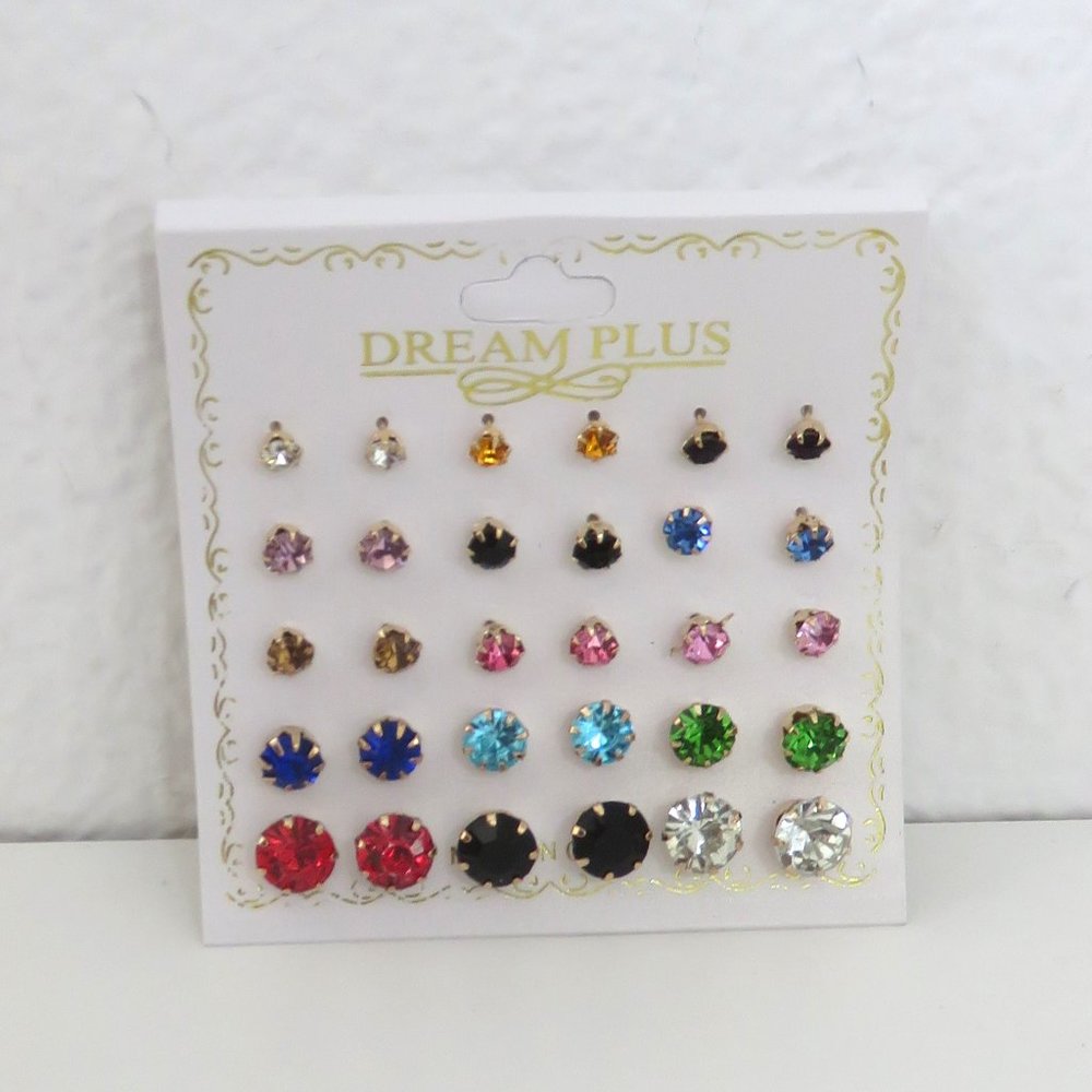 (#L-1)  Dream Plus 15 Pairs Gold Stud Earrings